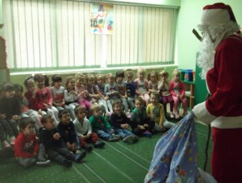 Деда Мраз посетио децу у вртићима